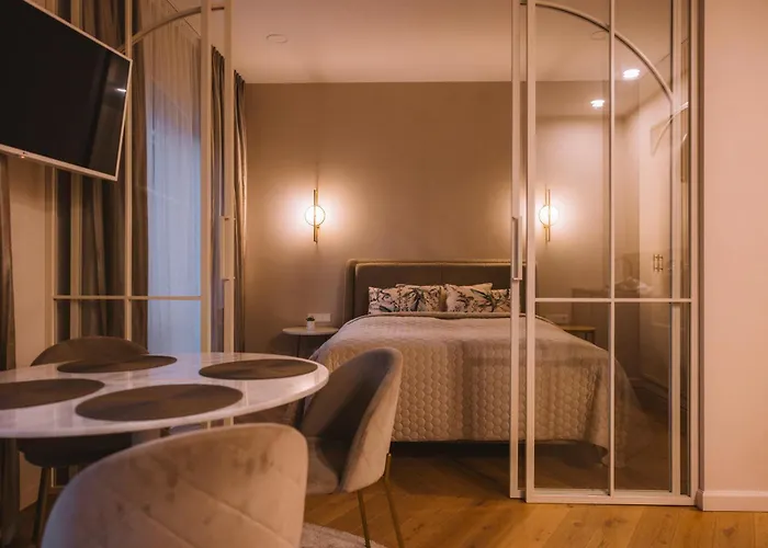 Ivis House - Elegant With Church View In Old Town